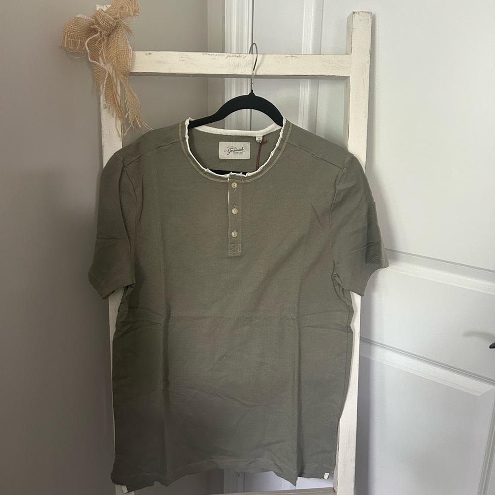 Green Short Sleeve Tee with Contrasting Collar